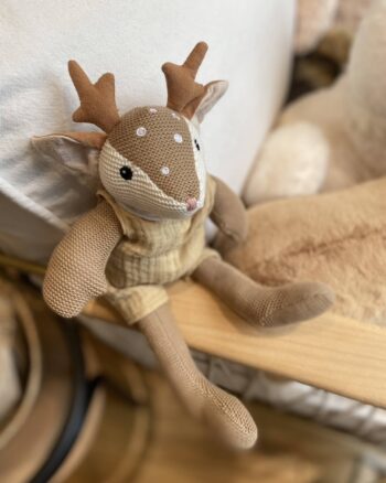 Peluche Woody Faon Egmont Toys posée sur une étagère en bois