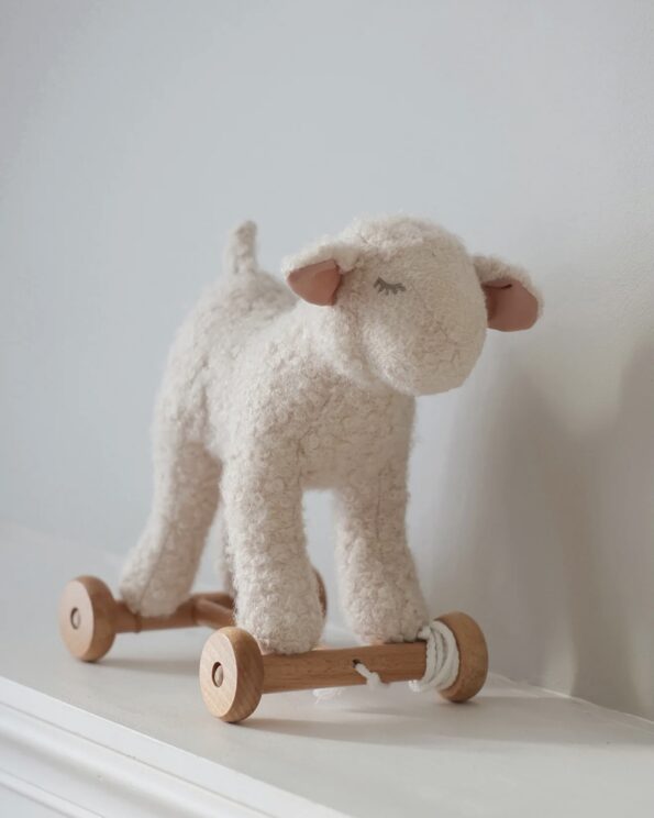 Mary l’agneau à tirer Egmont Toys – peluche beige toute douce sur roulettes en bois