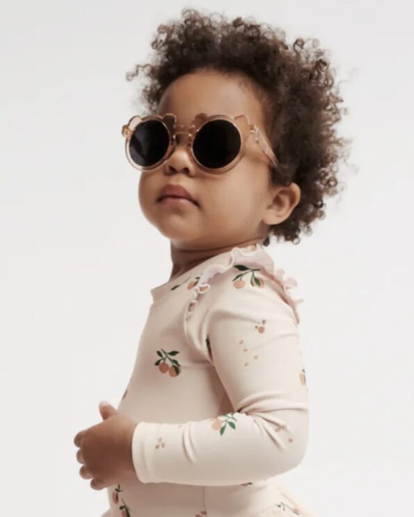 Enfant portant les lunettes de soleil Darla Mr Bear Liewood rose transparent
