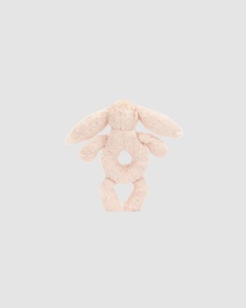 Hochet Bashful Blush Bunny Jellycat vu de dos, coloris rose Blouse, avec anneau de préhension et bras souples