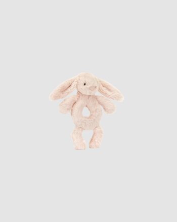 Hochet Bashful Blush Bunny Jellycat – 18 cm – Lapin rose poudré avec anneau et cliquetis – dès la naissance