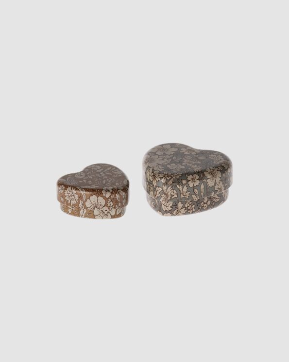 Boîte cœur en métal Maileg – Lot de 2 – Bleu et Ocre avec motifs fleuris