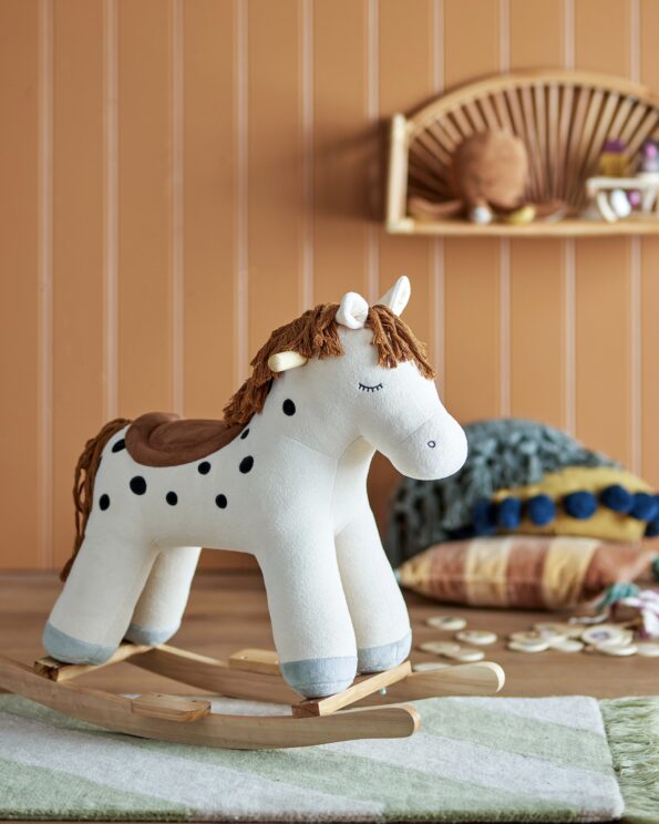 Jouet à bascule Merlen Bloomingville MINI dans une chambre d’enfant – vue décorative