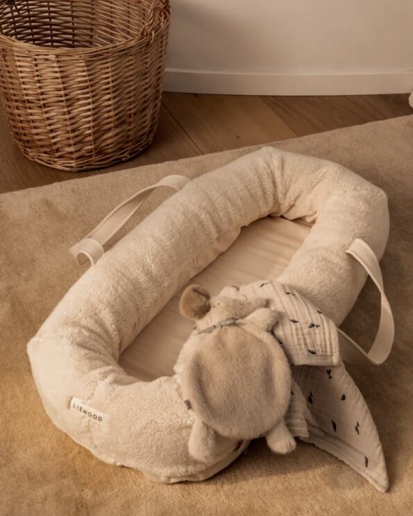 Langes en mousseline Lewis Liewood – coton bio – posés dans un couffin beige avec peluche