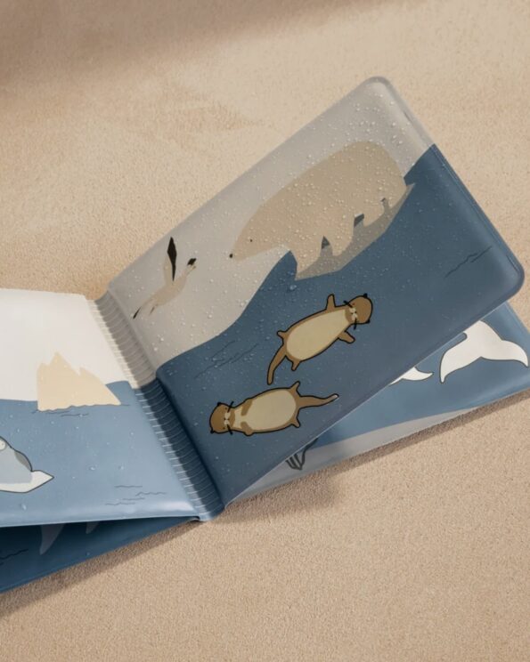 Livre de bain Waylon Arctic Sea Liewood – pages ouvertes avec deux phoques nageant dans l’océan