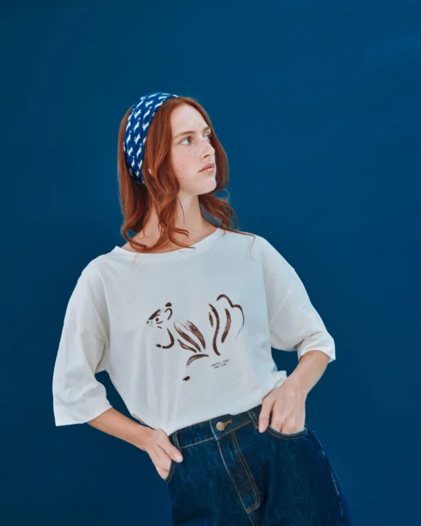 Femme portant le T-shirt écureuil Emile et Ida en coton bio crème