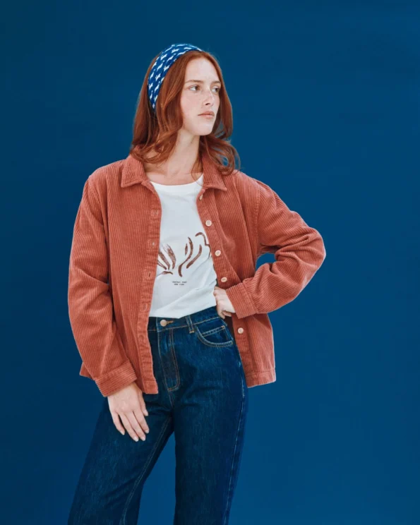 Femme portant le T-shirt écureuil Emile et Ida avec veste en velours et jean