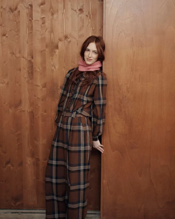 Blouse à carreaux marron pour femme – Emile et Ida – Look porté hiver 2025