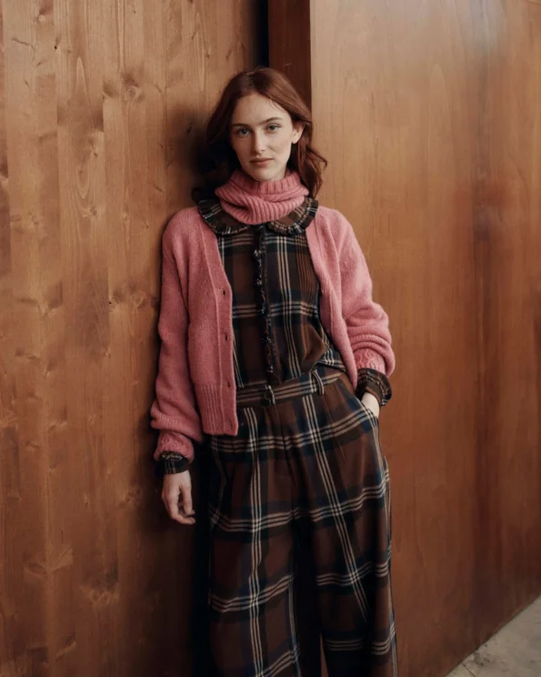 Blouse à carreaux marron Emile et Ida – Look femme avec cardigan rose