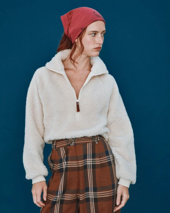 Sweat sherpa écru femme Emile et Ida – porté avec pantalon à carreaux