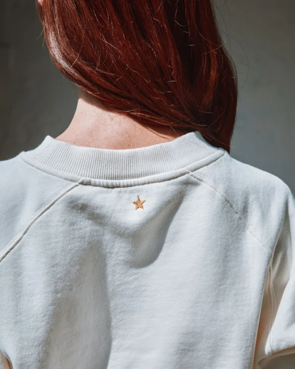 Détail étoile brodée au dos du sweat crème Emile et Ida – vue de dos