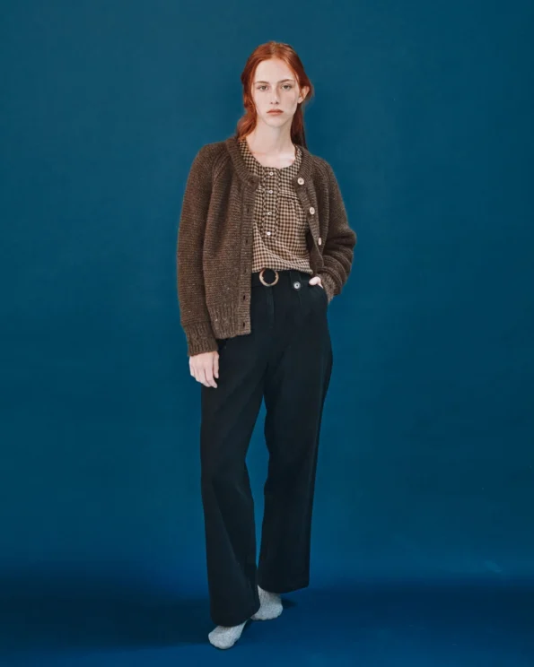 Femme portant le cardigan en laine châtaigne Emile et Ida avec pantalon noir – Look automne-hiver
