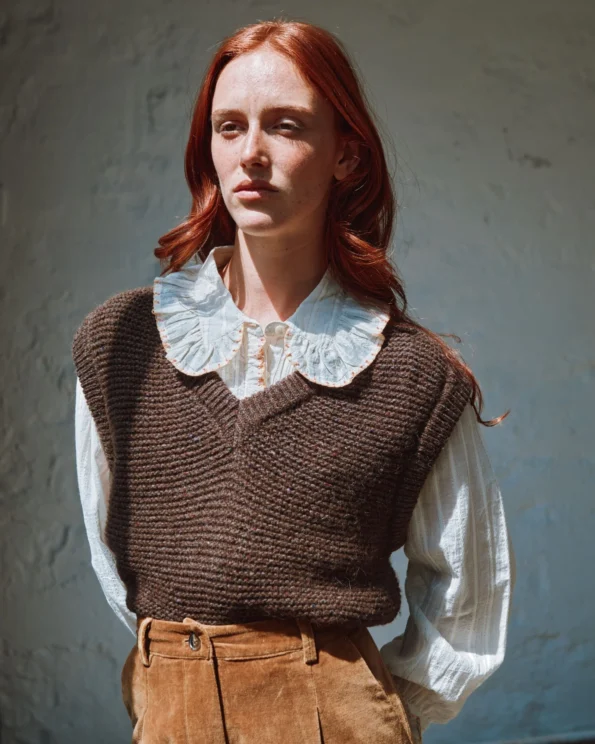 Pull sans manches en laine châtaigne Emile et Ida porté avec chemise à col volanté et pantalon en velours