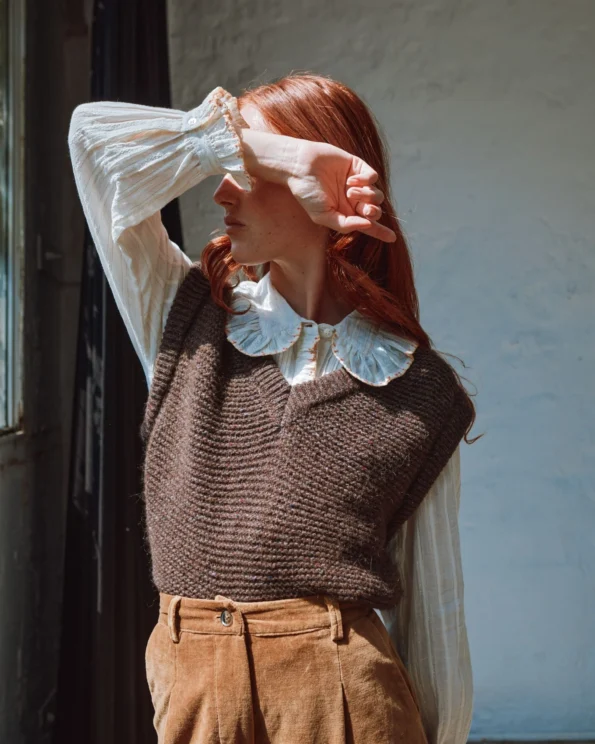 Pull sans manches en laine châtaigne Emile et Ida avec chemise à col volanté et pantalon camel