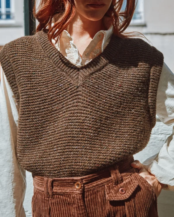 Pull sans manches châtaigne Emile et Ida en laine porté avec chemise blanche et pantalon en velours côtelé
