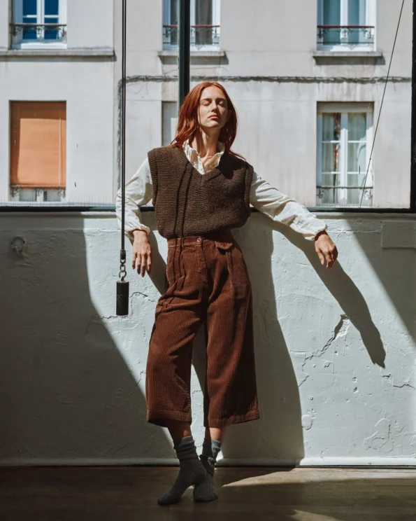 Pull sans manches en laine châtaigne Emile et Ida porté avec chemise et pantalon large