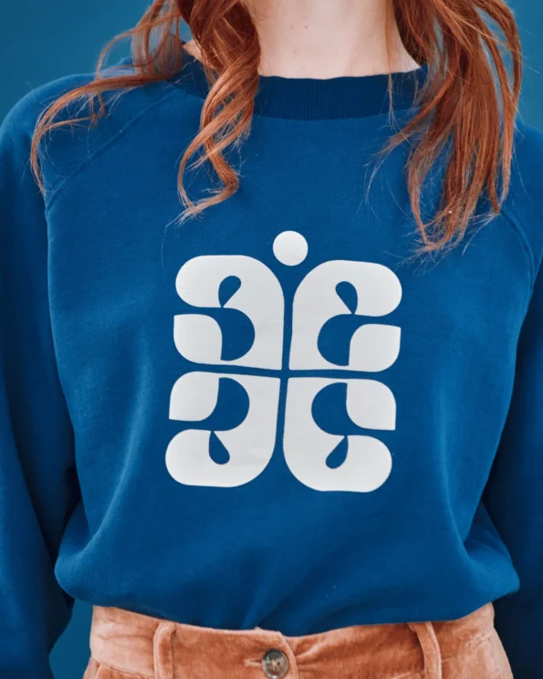 Sweat coton bio bleu foncé femme – Détail logo crème – Émile et Ida