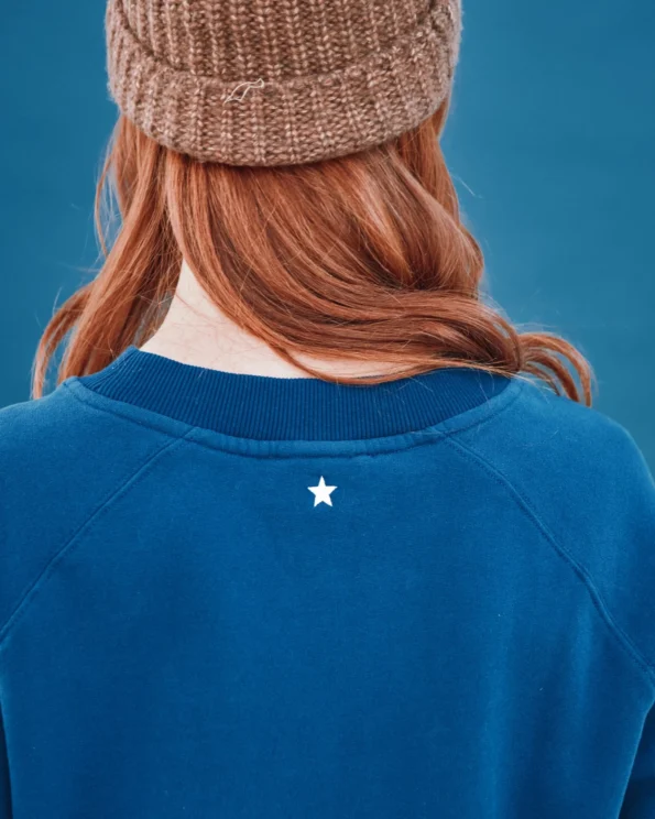 Dos du sweat bleu foncé en coton bio avec étoile blanche – Émile et Ida