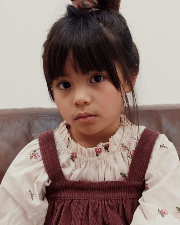 Enfant portant la blouse fleurs point de croix écru Émile et Ida – portrait