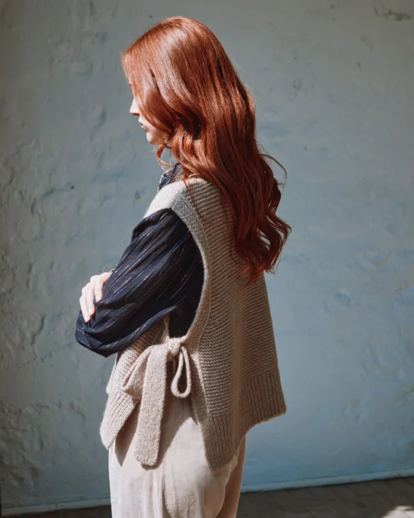 Profil du pull sans manches à nouer ultra doux beige Emile et Ida avec nœuds sur les côtés