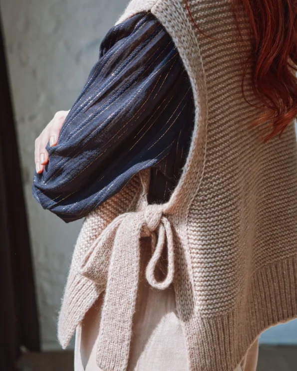 Zoom sur le dos du pull sans manches à nouer beige Emile et Ida avec nœud sur le côté