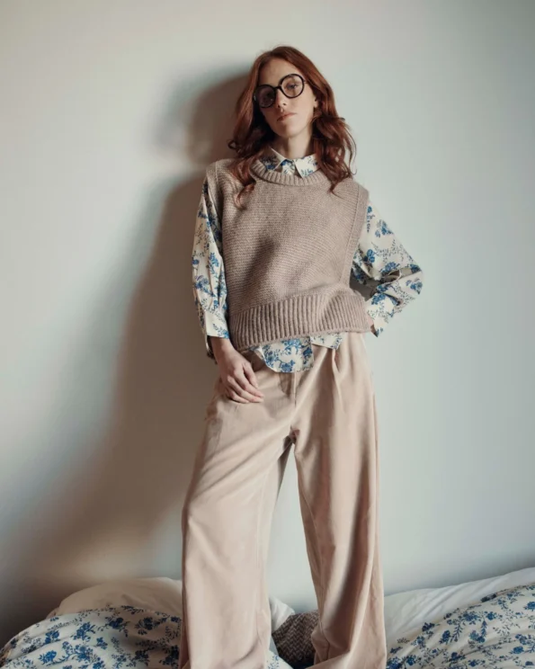 Femme portant le pull sans manches à nouer beige Emile et Ida – Collection automne