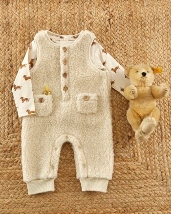 Combinaison sherpa bébé écru Emile et Ida – vue ambiance avec peluche et sous-pull à motif