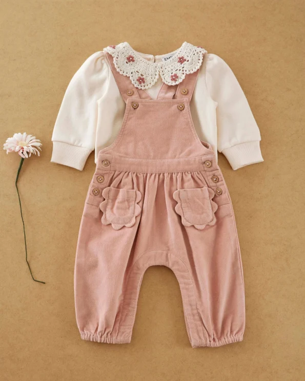 Salopette bébé velours rose Émile et Ida – Présentation avec blouse