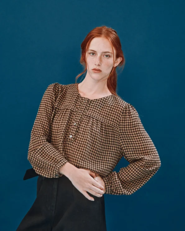 Blouse Vichy Chocolat Émile et Ida portée – motif vichy chocolat et noir