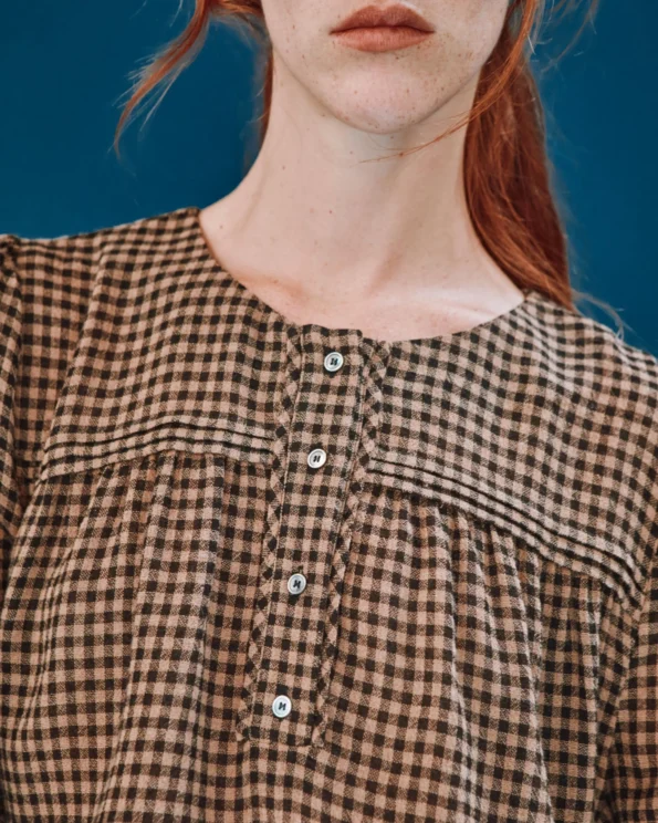 Blouse Vichy Chocolat Émile et Ida – gros plan col et boutons en nacre