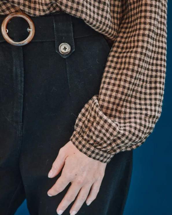 Blouse Vichy Chocolat Émile et Ida – détail manche et poignet boutonné