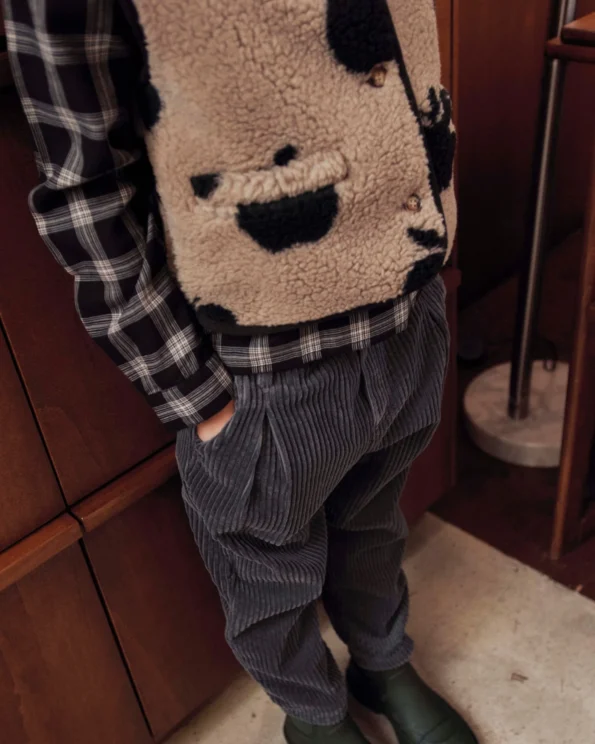 Détail gilet sherpa motif pommes – Enfant – Émile et Ida