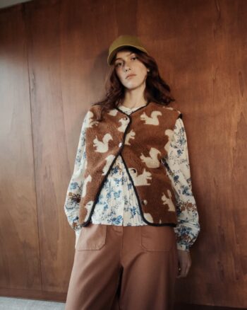 Gilet sans manches en sherpa marron à motif écureuil – Femme – Émile et Ida
