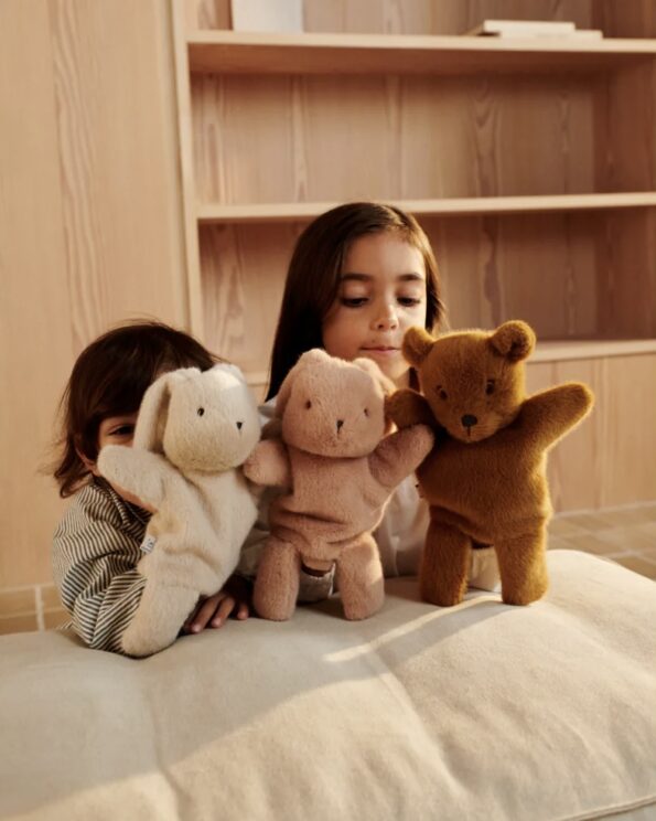 Enfants jouant avec la marionnette à main Lapin Honor Mist Liewood et ses amis en peluche