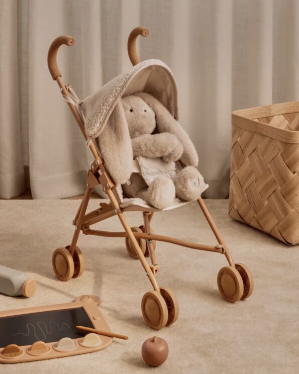 Poussette en polaire pour poupée Elsie Sandy avec peluche – Liewood