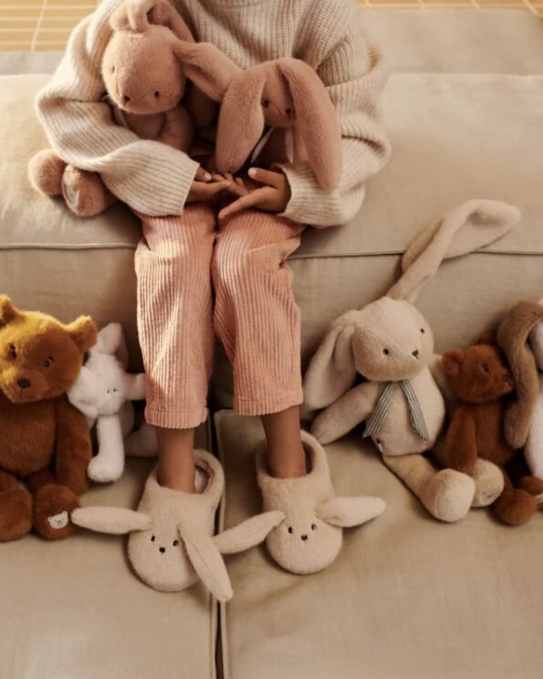 Petit lapin en peluche Binnie Mist Liewood avec chaussons et peluches assortis
