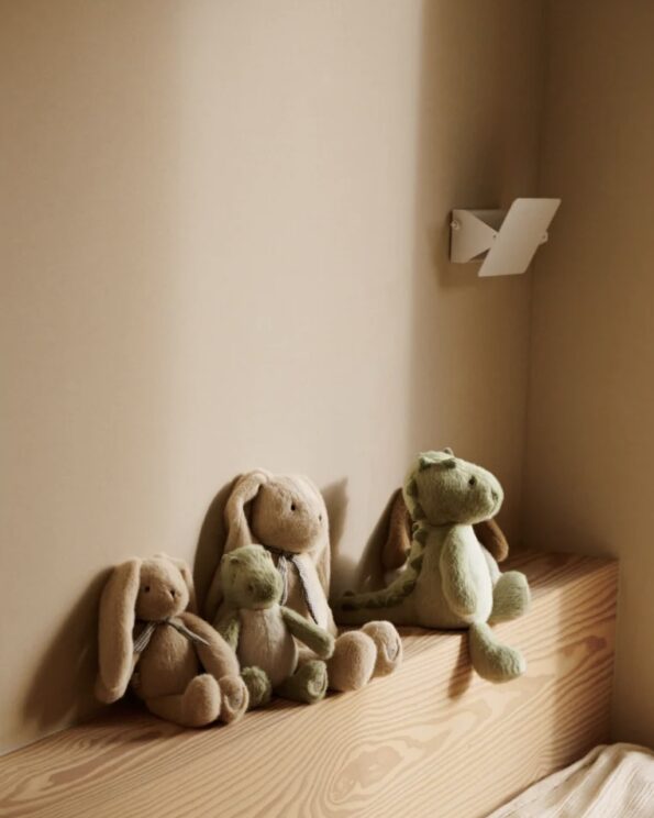 Petit lapin en peluche Binnie Mist Liewood posé avec d’autres peluches