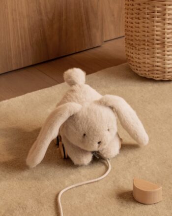 Lapin à tirer Pera Mist Liewood – jouet en peluche avec roues en bois