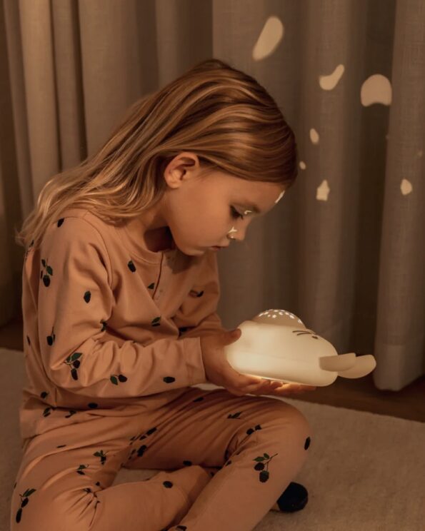 Enfant tenant la Lampe Projecteur avec Sons Manuel Liewood Sandy allumée