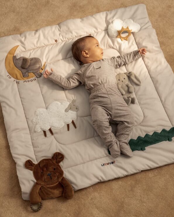 Bébé allongé sur la Couverture d’Activité Bernet Liewood Sandy Multi Mix