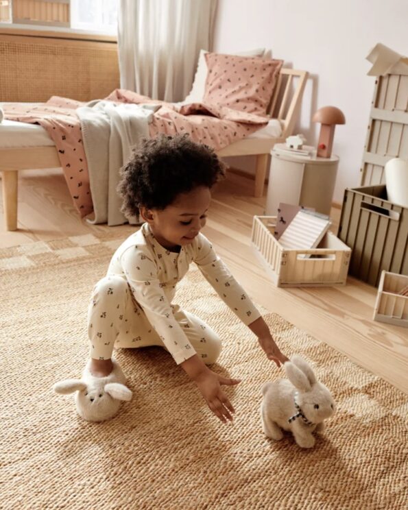 Enfant jouant avec la Peluche Lapin Motorisée Dev Liewood Mist