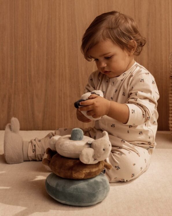 Enfant jouant avec la tour d’empilage en peluche Sannie Classic – Liewood