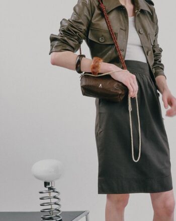 Nuage Bubble Havana Craie Studio – Pochette cuir d’agneau bubble portée à l’épaule avec chaîne dorée