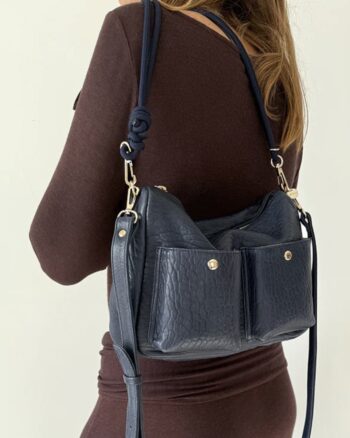 Sac Système Bubble Noir Craie porté à l’épaule en cuir d’agneau