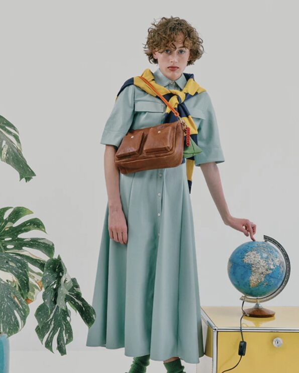 Sac Système Bubble Havana Craie porté en bandoulière crossbody en cuir d’agneau