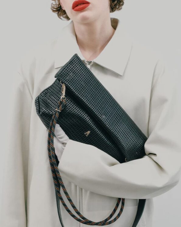 Sac Mid Perforé Noir Craie Studio porté épaule – cuir perforé modulable
