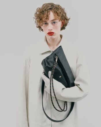 Sac Mid Perforé Noir Craie Studio porté à la main – cuir perforé modulable