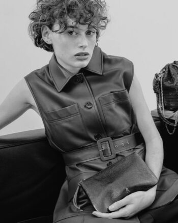 Femme tenant une pochette en cuir Craie Studio – modèle disponible en plusieurs coloris (Or, Grainé Noir, Grainé Coffee, Gotham)