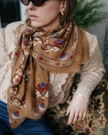 Foulard Secret Garden Camel Maison Lecomte Flament en laine et soie détail porté