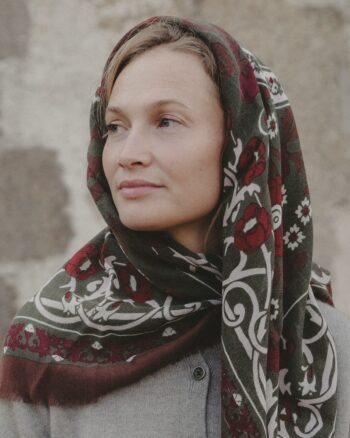 Foulard Marie-Antoinette Kaki Bordeaux Maison Lecomte Flament en laine et soie porté sur les épaules